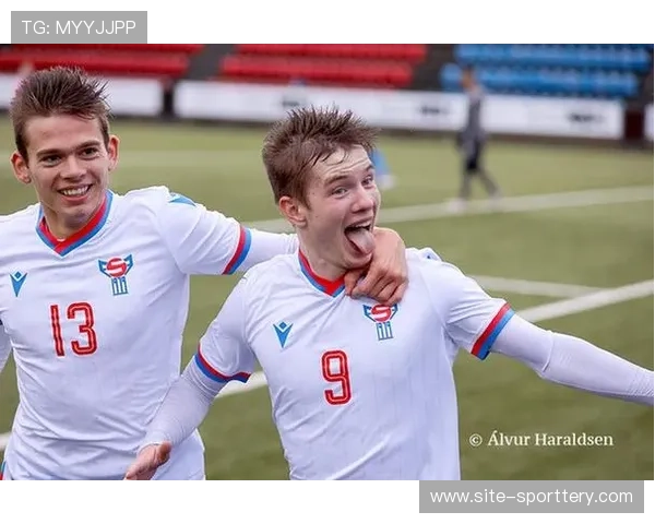 弗赖堡替补舍尔汉特第78分钟完成绝杀，教练组疯狂庆祝