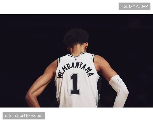 消息：文班亚马因脚踝酸痛进入每日观察名单，马刺对其使用持谨慎态度